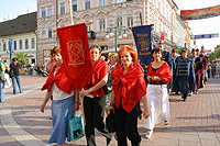 A Borbar�t H�lgyek a Szegedi Borfesztiv�l ny�t� felvonul�s�n