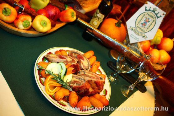 Erdőszéli randevú (vaddisznóhús, sertéshús), fahéjas almával töltött burgonya krokettel