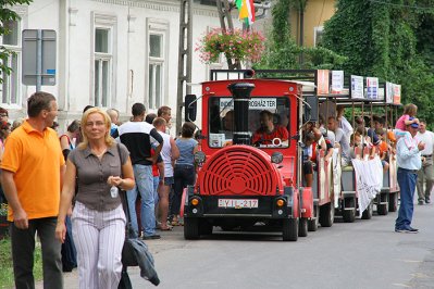 Kis vonat viszi a borkedvelő közönséget a nyitott pincészetek borkóstolóira