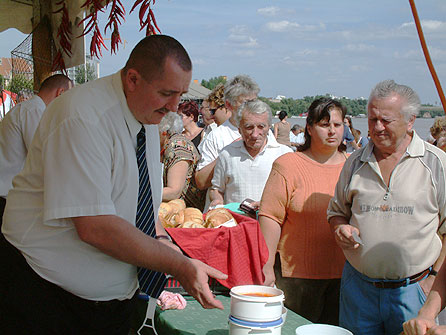 Hosszú sor kígyózik az Algyõi Halászcsárda sátra elõtt a Tiszai Halfesztiválon-Szeged 2005
