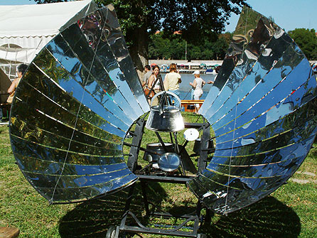 Napenergiával fõ a szegedi halászlé a Tiszai Halfesztiválon-Szeged 2005