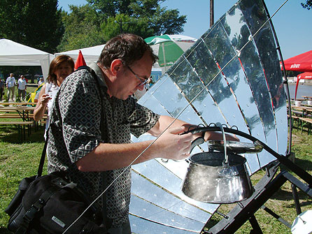Napenergiával fõ a szegedi halászlé a Tiszai Halfesztiválon-Szeged 2005