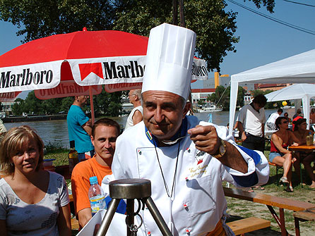 Frank Sándor Venesz díjas mesterszakács, a Tiszai Halfesztivál szervezõje a zsûri elnökeként a versenyzõk halászleveit kóstolja-Szeged 2005
