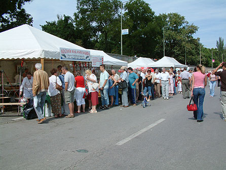 Hosszú sor kígyózik az Algyõi Halászcsárda sátra elõtt a Tiszai Halfesztiválon-Szeged 2005