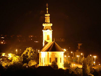 A Szent Miklós Görögkeleti Szerb Templomot 1785-99 között építették Povolni János városi főépítész tervei alapján, II. József személyes engedélyével. A templom körüli sírkertből csodálatos panoráma nyílik a városra.