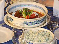 Törzsasztal receptek 36.: Tanyasi kakaspaprikás kapros túrós csuszával és tejfölös, sajtos galuskával