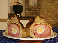 Törzsasztal receptek 44.: Kalács tésztába csomagolt kötözött sonka főtt tojással töltve
