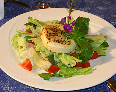 Grillezett mozzarella paradicsommal és roppanós jégsalátával
